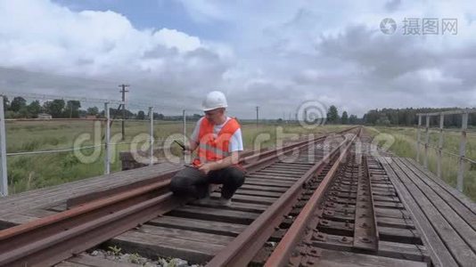 铁路桥上对讲机的铁路工人视频