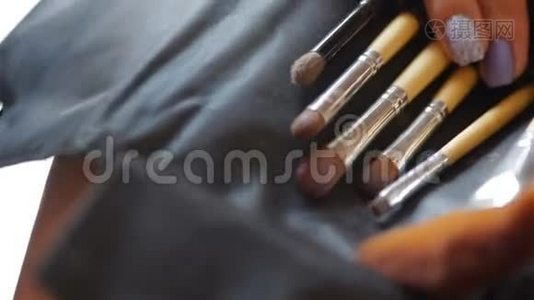 化妆刷手和美甲女性手视频