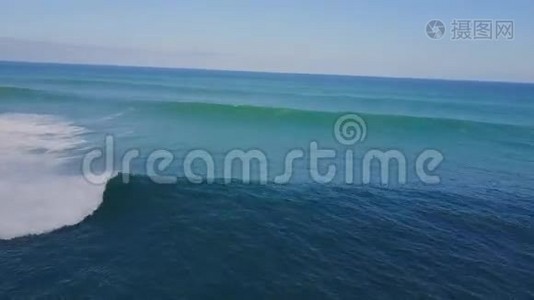 在阳光明媚的夏日，在蓝色绿松石海水中，在巨大的白色泡沫波浪中冲浪，在4k空中海景无人机的视野中视频
