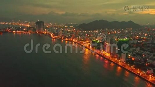 在海滨的晚城乘飞机飞过日落视频