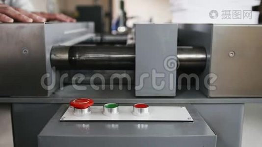 工人按下红色按钮-控制印刷厂的机器视频
