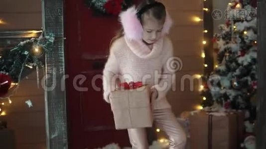 圣诞节或新年。 一个小女孩给了她女朋友一份美丽的圣诞节礼物。 儿童的背景视频