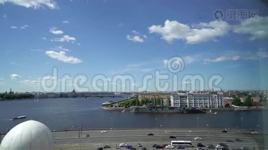 俄罗斯圣彼得堡的城市景观。 从涅瓦河、奥罗拉战舰博物馆和市中心的高空俯瞰。视频