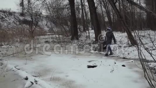 冬天公园里扔轮胎的青少年视频