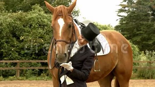 盛装舞步骑手和她的马视频