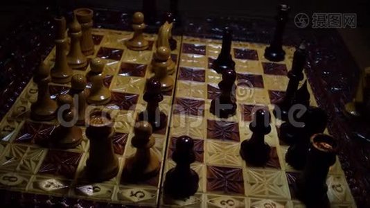 木制雕刻的棋盘上有数字视频