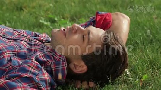 公园里躺在草地上的人视频