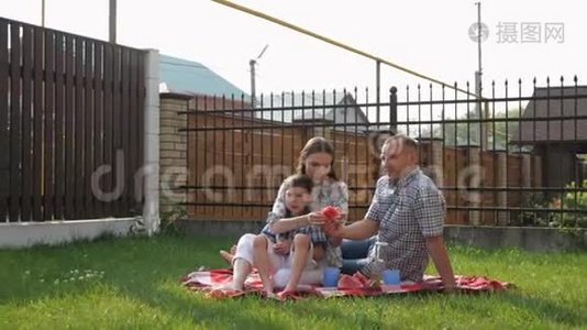 幸福的女人和男人坐在草坪上视频