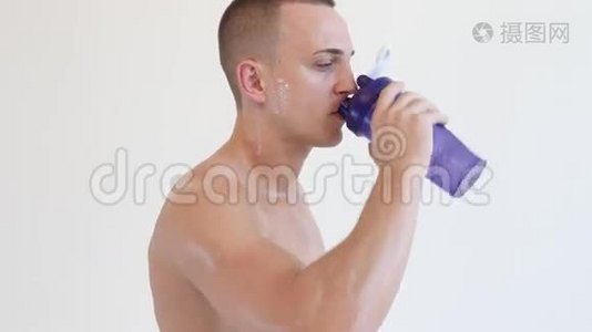 运动男子饮料从摇瓶视频
