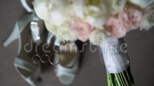 结婚戒指，花束和新娘鞋。 婚姻象征的配对。 对新郎新娘的爱视频