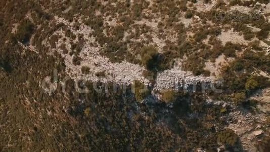 无人机飞越高山沙漠视频