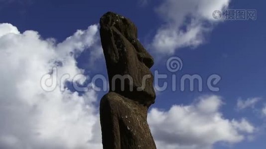 随着云层的移动，复活节岛雕像的时间流逝视频