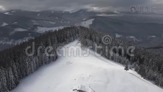 飞越雪山上的小屋视频