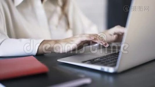女人的手打字和使用笔记本电脑触摸板视频