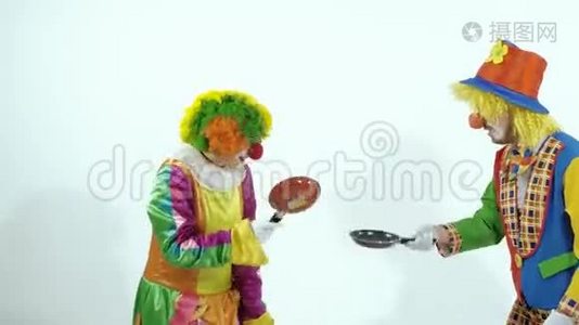 两个马戏团小丑在玩小煎锅视频