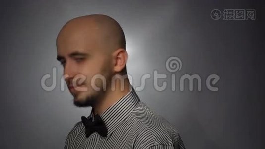 一个留着胡子的人在纠正领带和微笑视频