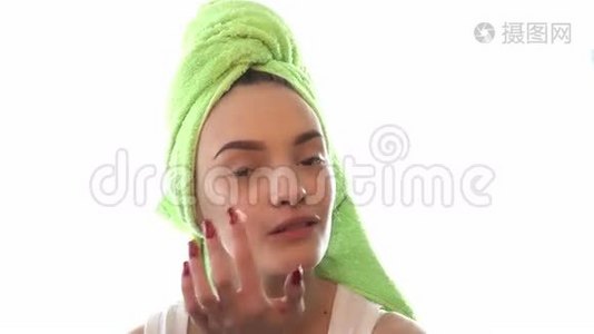 双手铺毛巾的女孩会把面霜涂在脸上视频