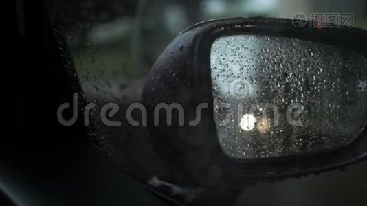 堵车时下雨的汽车侧镜视频