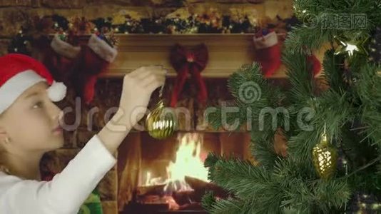 兴奋的年轻白人女孩装饰圣诞树，并高兴地期待杉树。 准备圣诞快乐和视频