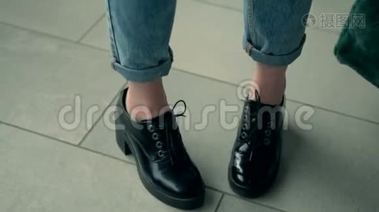 穿时髦鞋子的女人视频