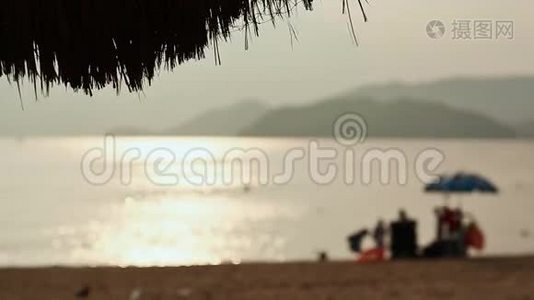 异国海滩与阳光明媚的越南剪影。 芽庄城..视频