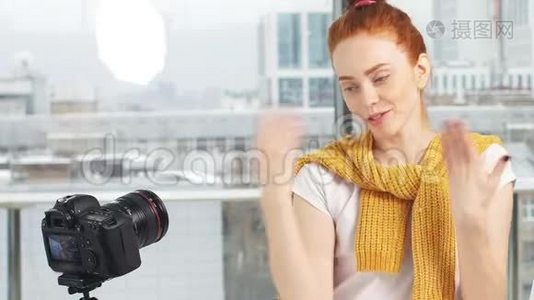 漂亮的女孩在办公室用相机录制视频。 时尚博客概念。视频