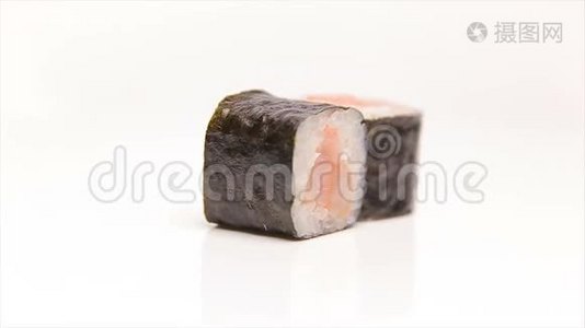寿司卷，虾仁旋转隔离白色视频