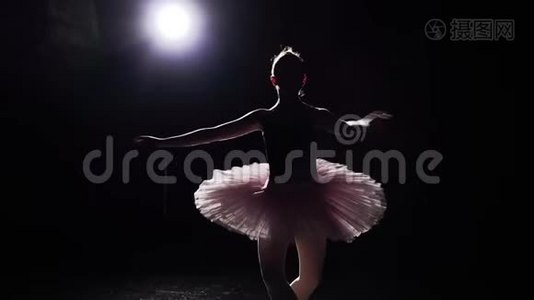 年轻而优雅的芭蕾舞演员在她的尖角芭蕾舞鞋上在黑色背景在工作室跳舞。 女子表演经典芭蕾视频