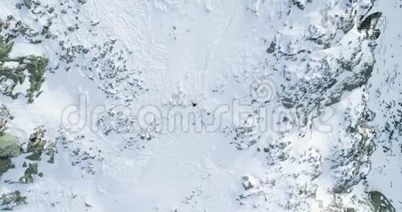 空中俯瞰冬季雪山，登山滑雪者向上攀登。雪覆盖视频