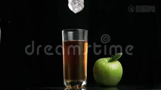 苹果汁以超慢的速度飞溅，因为冰块视频