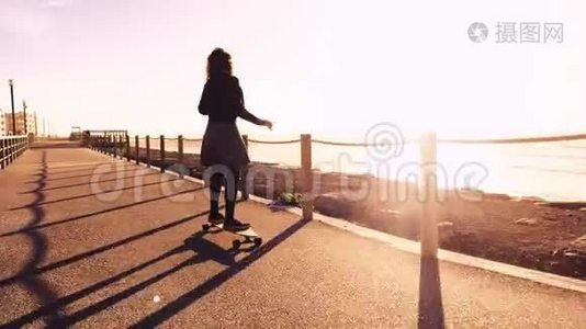 骑滑板的女孩视频