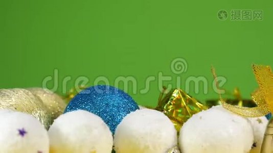 新年快乐。 年卡绿色背景与圣诞玩具。视频