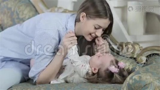 妈妈吻婴儿视频