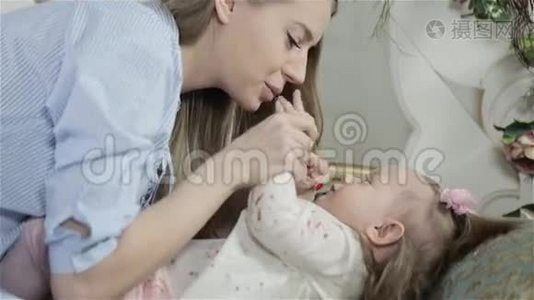 妈妈吻婴儿视频