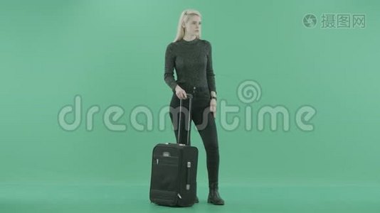 一位女士站着，行李等待着视频