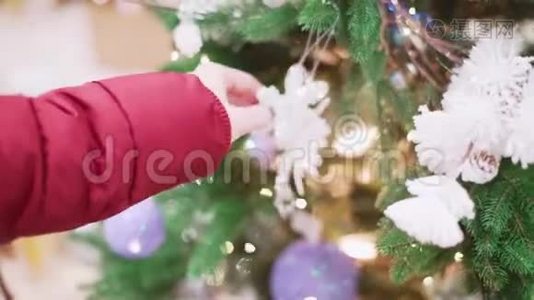 市场上女人手的特写镜头选择圣诞装饰品和舞会来庆祝圣诞节和新年视频