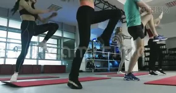 体育女孩和教练一起在健身馆做运动。视频