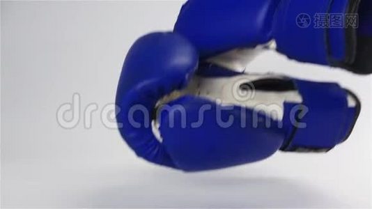 老式深蓝色拳击手套落在白色表面视频