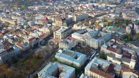 利沃夫老市中心利沃夫歌剧院和芭蕾舞剧院的鸟瞰图。 乌克兰、欧洲视频