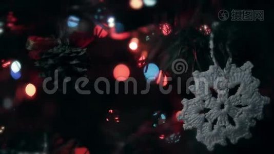 圣诞节手工装饰一个圆锥和一个钩编雪花。视频