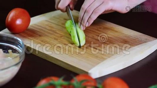 女人切黄瓜。 雌性手切绿色黄瓜环。视频