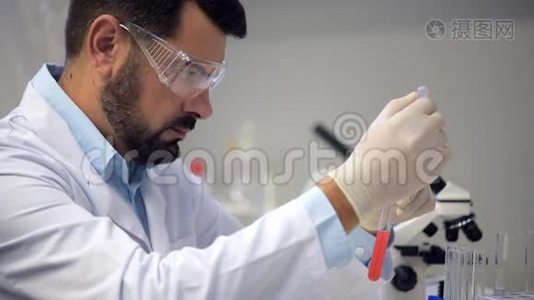 长胡子的科学家进行化学实验视频