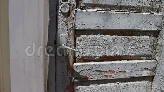 街上一扇门上有灰色油漆的老式木器破旧视频