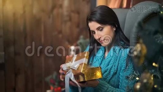 微笑的黑发女人打开圣诞树灯的礼盒视频