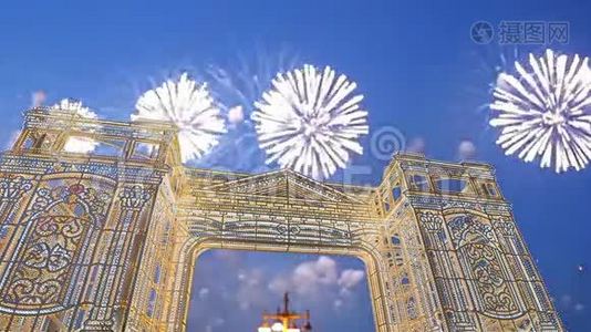俄罗斯莫斯科圣诞之旅的圣诞照明灯门/拱门装置上的烟花视频