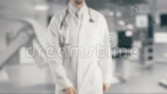 医生牵着手男人`健康视频