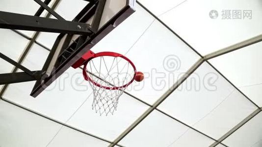 篮球成功地飞向篮球圈视频