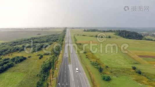 湿高速公路的高空俯视图.. 在湿漉漉的路上移动汽车，从德龙那里开枪。 空中景观视频