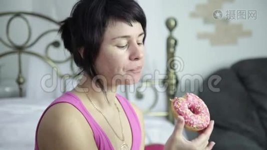 女人在床上吃甜甜圈，早餐和垃圾食品视频