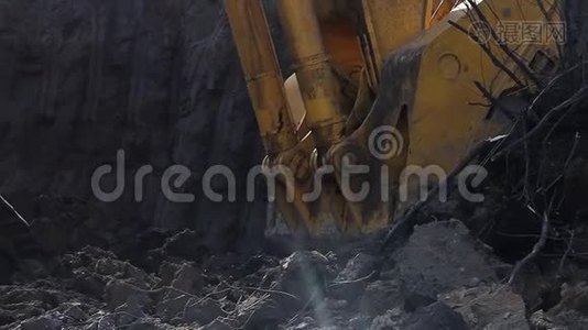 挖掘机桶正在清理地面视频